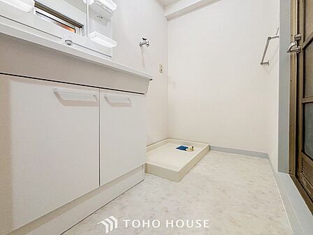 落ち着いた空間を演出するカラーと、ゆったりお使い頂ける広さが魅力のパウダールーム。
