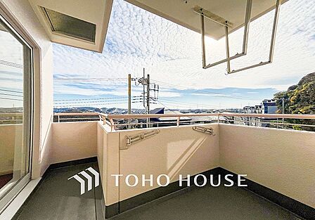 太陽の恵みをたっぷりと受けて、洗濯物も気持ちよく干せそうです。