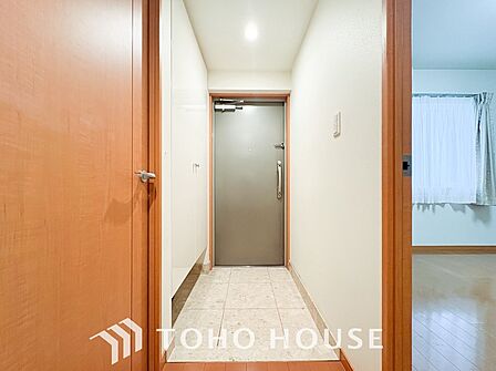 居住者の帰り、訪れる方を優しく迎えてくれる開放感のある玄関。