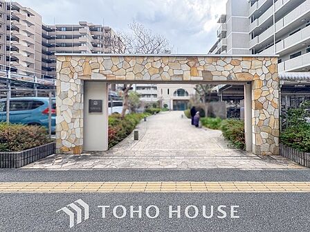 住む人を映し出す洗練された佇まいは、いつまでも輝き続けながらいつしか街の風景に溶け込んでいきます。