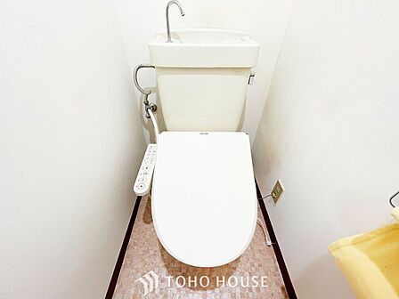 トイレはシンプルにホワイトで統一した温水洗浄付です。