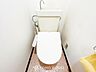 トイレ：トイレはシンプルにホワイトで統一した温水洗浄付です。