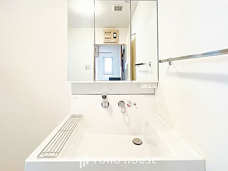 洗面台・洗面所十分な大きさの洗面台は、朝の慌ただしい時間でも余裕とゆとりを感じて頂けます。