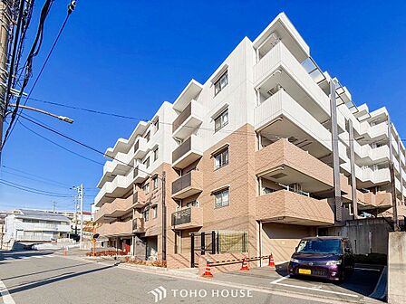 前面道路含む現地写真『快適』は「家」と「街」と「環境」が調和した時に訪れるだと改めて感じさせてくれます。