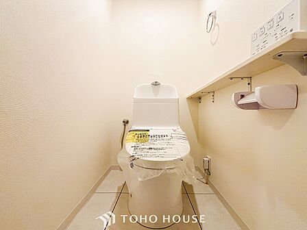 トイレはシンプルにホワイトで統一した温水洗浄付です。