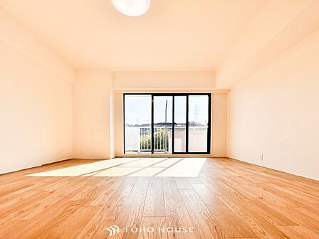 やわらかな陽射しがふりそそぎ、室内に開放感と爽快感をもたらします。