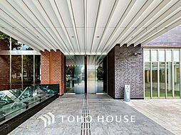 住まう誇らしさと安心感を演出する落ち着いた雰囲気のエントランス。