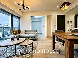 家族と過ごすひと時を溢れる光が優しく包み込むリビングダイニング。