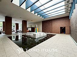 訪れるゲストや住む人を優しく迎え入れてくれる明るい空間です。