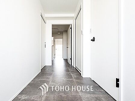 上質感漂う廊下。居住者の帰り、訪れる方を優しく迎える・安らぎに満ちた生活空間を予感させる。