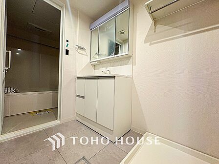 落ち着いた空間を演出するカラーと、ゆったりお使い頂ける広さが魅力のパウダールーム。