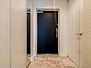 居住者の帰り、訪れる方を優しく迎えてくれる玄関です。