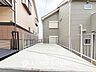 駐車場：カースペースもゆとりある空間を保っています。
