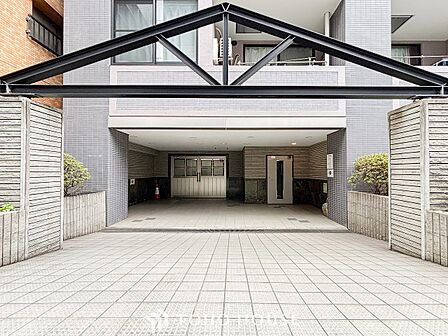 住む人や訪れる人やさしくエスコートする玄関アプローチ。