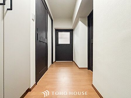 上質感漂う廊下。居住者の帰り、訪れる方を優しく迎え安らぎに満ちた生活空間を予感させます。