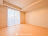 寝室：一日の疲れをいやしてくれる主寝室。自分時間を快適に過ごすプライベートルーム。