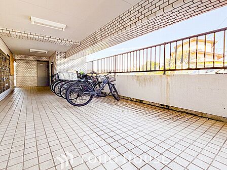 住まう誇らしさと安心感を演出する落ち着いた雰囲気のエントランス。