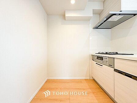 お手入れのしやすいすっきりしたシステムキッチンを採用しました。