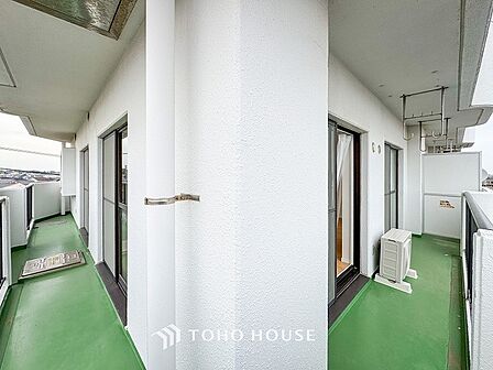 太陽の恵みをたっぷりと受けて、洗濯物も気持ちよく干せそうです。