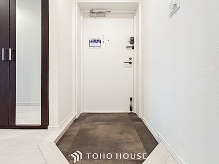 居住者の帰り、訪れる方を優しく迎えてくれる開放感のある玄関。
