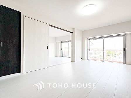 やわらかな陽射しがふりそそぎ、室内に開放感と爽快感をもたらします。