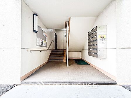プライベート感が高まるシックな装いのエントランス。