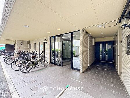 住まう誇らしさと安心感を演出する落ち着いた雰囲気のエントランス。