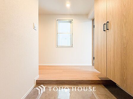居住者の帰り、訪れる方を優しく迎えてくれる開放感のある玄関。