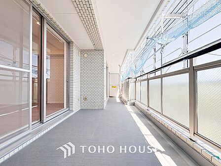 暮らしの中で光と風を演出してくれるバルコニー。