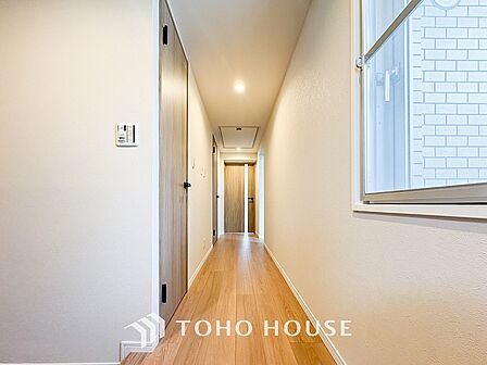 上質感漂う廊下。居住者の帰り、訪れる方を優しく迎え安らぎに満ちた生活空間を予感させます。