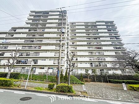 前面道路含む現地写真『快適』は「家」と「街」と「環境」が調和した時に訪れるだと改めて感じさせてくれます。