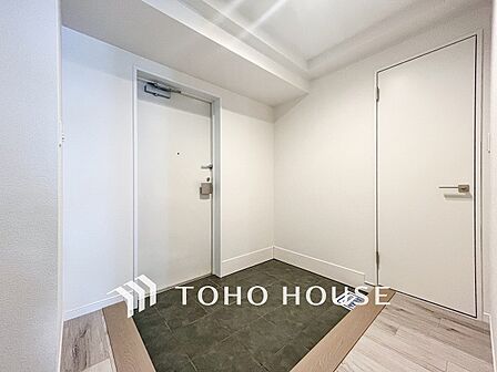 住まいの顔となる玄関は、落ち着きと華やぎの満ちた空間に。