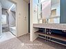 室内：落ち着いた空間を演出するカラーと、ゆったりお使い頂ける広さが魅力のパウダールーム。