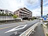 外観：前面道路含む現地写真『快適』は「家」と「街」と「環境」が調和した時に訪れるだと改めて感じさせてくれます。