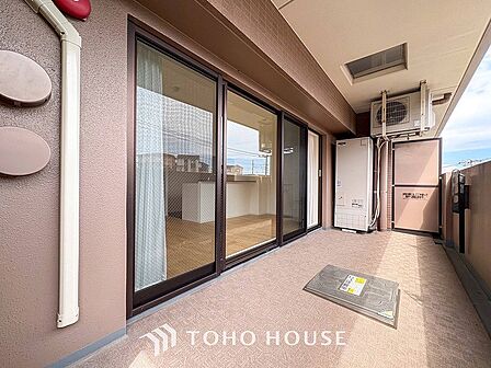 暮らしの中で光と風を演出してくれるバルコニー。