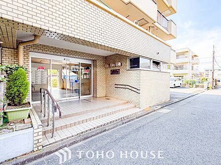 前面道路含む現地写真『快適』は「家」と「街」と「環境」が調和した時に訪れるだと改めて感じさせてくれます。
