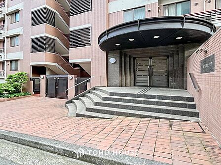 住まう誇らしさと安心感を演出する落ち着いた雰囲気のエントランス。