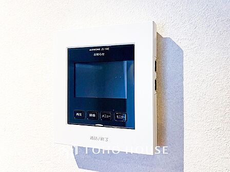誰が来てもわかる様にモニター付きインターホンを設置。