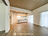 室内：美味しいお料理も楽しいお喋りもキッチンを中心に広がります。