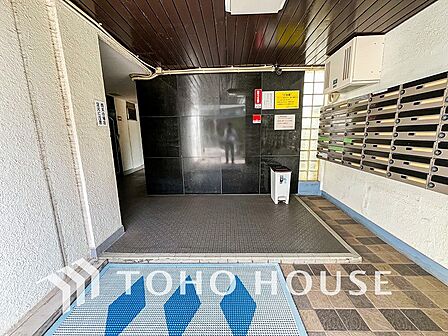 外と内をつなぐロビーは、落ち着いた雰囲気を漂わせた上質な空間です。