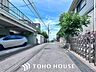 外観：前面道路含む現地写真『快適』は「家」と「街」と「環境」が調和した時に訪れるだと改めて感じさせてくれます。