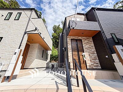 外観:爽やかな青空の下に贅沢なほどに降り注ぐ陽光、豊かな居住性と、クオリティが見事に調和した住空間。 外観:爽やかな青空の下に贅沢なほどに降り注ぐ陽光、豊かな居住性と、クオリティが見事に調和した住空間。