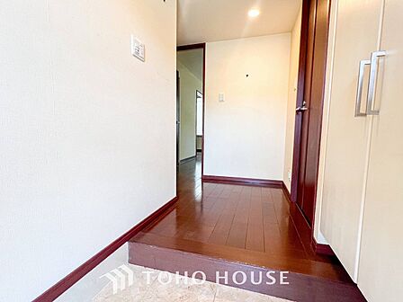 上質感漂う廊下。居住者の帰り、訪れる方を優しく迎える・安らぎに満ちた生活空間を予感させる。