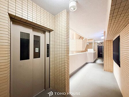 エレベーター完備。大きなお荷物などを運ぶ際にも便利です。