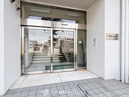 住む人や訪れる人やさしくエスコートする玄関アプローチ。