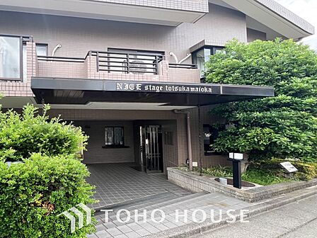 住む人や訪れる人やさしくエスコートする玄関アプローチ。