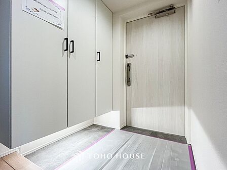 明るくコントラストのある、開放感と清潔感を兼ね備えた玄関。