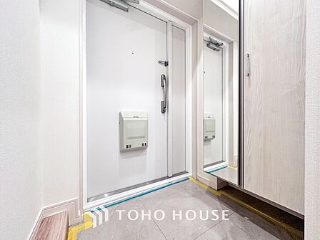 居住者の帰り、訪れる方を優しく迎えてくれる玄関です。