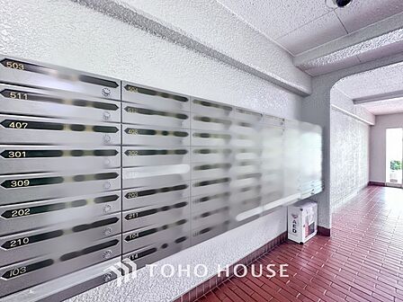 取り出しやすいエントランス内郵便受け。