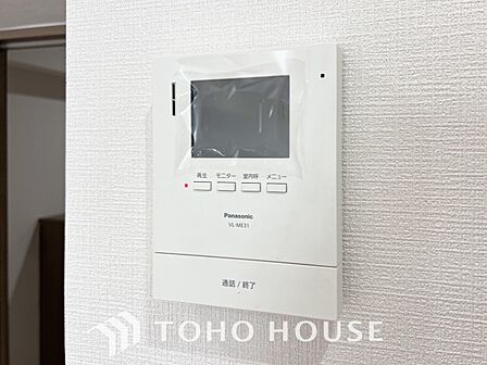 誰が来てもわかる様にモニター付きインターホンを設置。快適と安らぎを合わせた優しい設計。
